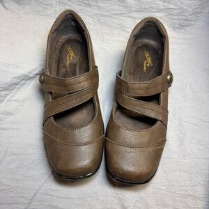 Easy Street Comfort Wave Mary Jane Shoes. Brown.